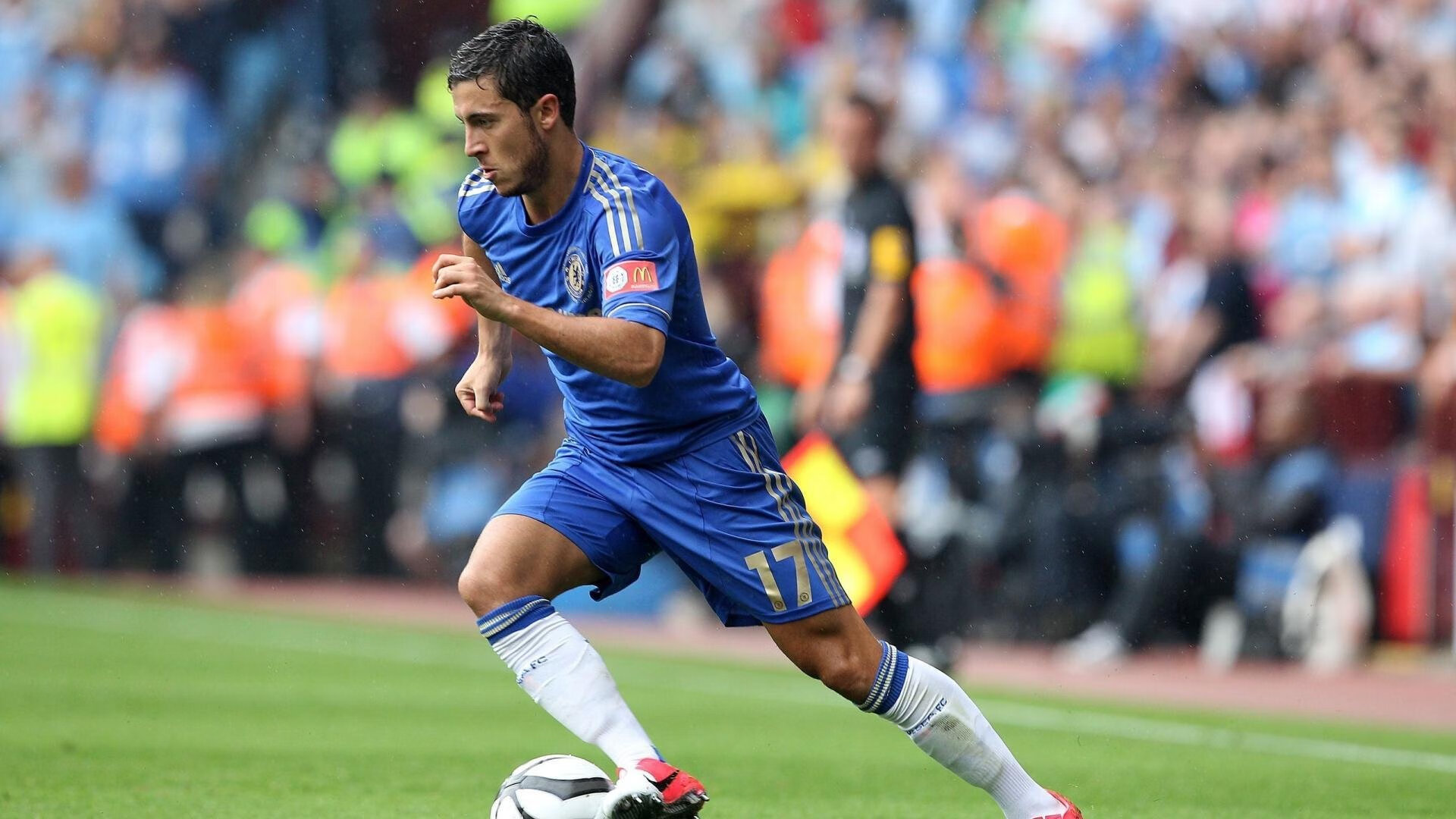 “高新体育中心武术赛:选手瞬间爆发,精彩技巧瞬间击倒对手”