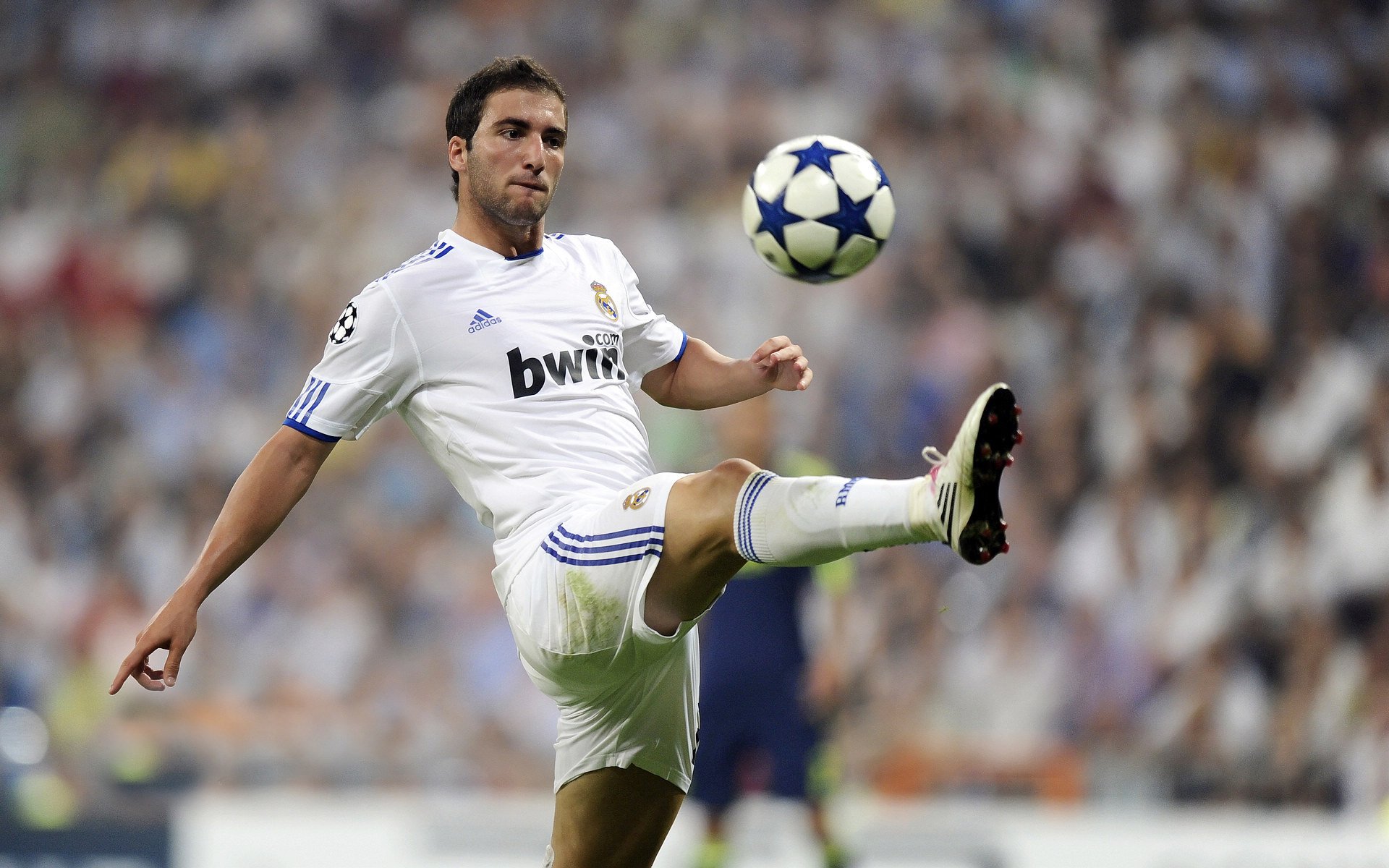 巴黎圣日耳曼稳步推进，法甲榜首位置坚如磐石