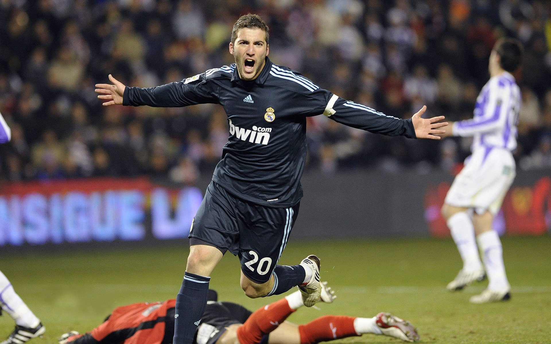 经典比赛重现：欧洲足坛最著名的逆转瞬间回顾，欧洲杯最大逆转